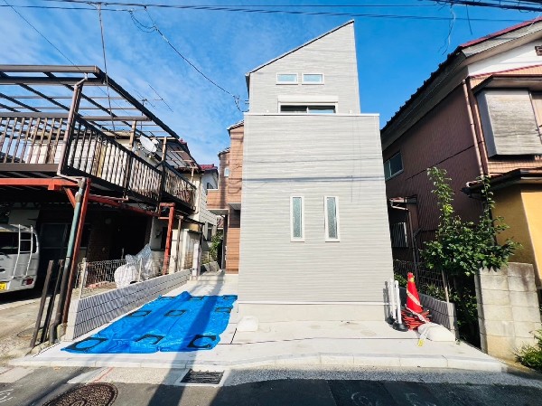 外観:落ち着きある住宅街、一種低層住居専用地域内に位置しています。日当りを大きく遮られることもありません。