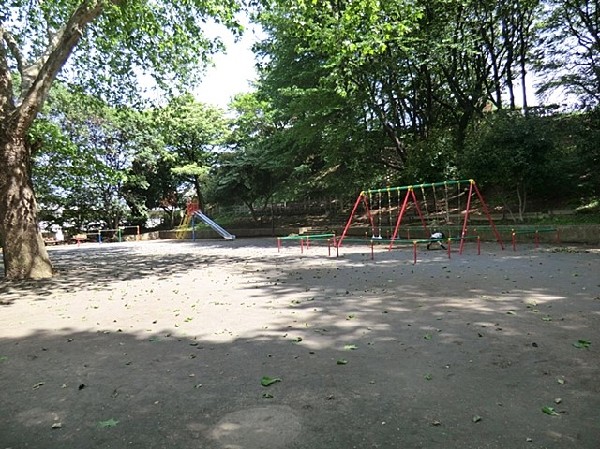 周辺環境:松見台公園(木々に囲まれた自然豊かな公園。タイヤで出来たロッククライミングのような珍しい遊具は子供たちに大人気。)