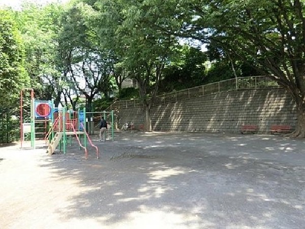 周辺環境:北軽井沢第二公園(高速神奈川2号三ツ沢線をまたいで二つの広場がある公園。遊具とベンチがあり静かで落ち着いた雰囲気です。)