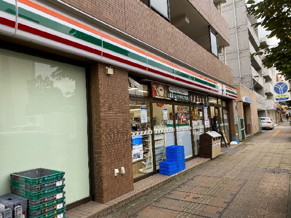 周辺環境:セブンイレブン横浜三ツ沢下町店(近くて便利、期待以上の品質を提供するコンビニ。セブンイレブンの商品を最短30分で届ける7NOW取扱店。)