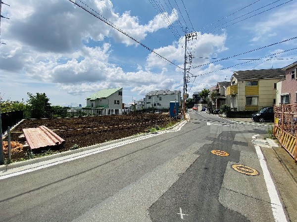 外観:前面道路は車通りの少ない道路。小さなお子様も安心です。お車の出し入れが苦手な方も駐車しやすそうです。