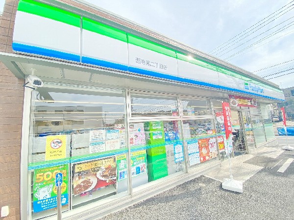 周辺環境:ファミリーマート西寺尾二丁目店(ホットスナックのファミチキが人気のコンビニ。酒たばこ取扱い有。少量のチルド総菜が充実している。)