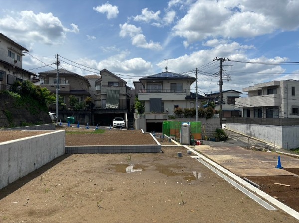 外観:ブルーライン「片倉町」駅まで徒歩13分。環状2号線がすぐ近くにありお車でのお出かけもしやすそうです。