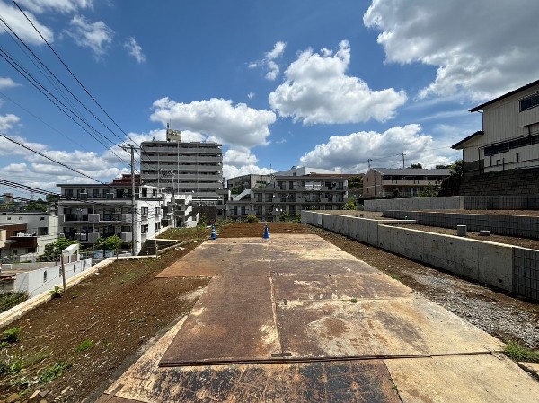 外観:住居部分は一段高いところにあるので、陽当り、眺望良好。十分な広さがあり、憩いのお庭も作れます。