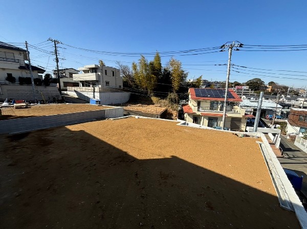 外観:前面道路は車通りの少ない道路。小さなお子様も安心です。お車の出し入れが苦手な方も駐車しやすそうです。