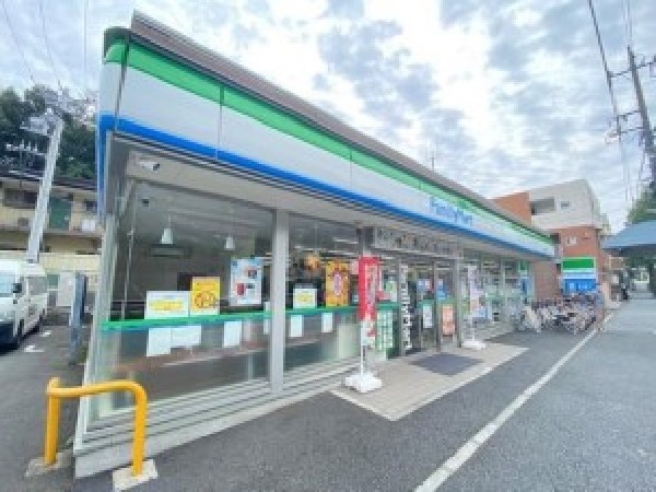 周辺環境:ファミリーマート港北師岡町店(ホットスナックのファミチキが人気。酒たばこ取扱い有。無料Wi-Fi有。各種バーコード決済利用可能。)