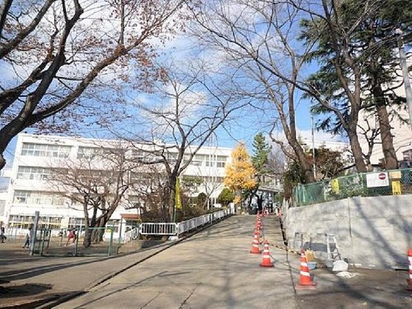 周辺環境:菊名小学校(お子様が一日の中でも長い時間を過ごす小学校。どんどん成長していくお子様の姿が目に浮かびます。)