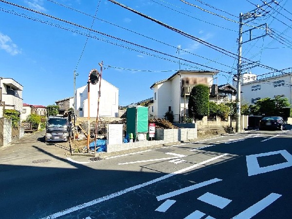 外観:「長津田」駅徒歩9分の好立地！南西角地ならではの解放感で、日当たり・通風も良く快適な生活を送れます。