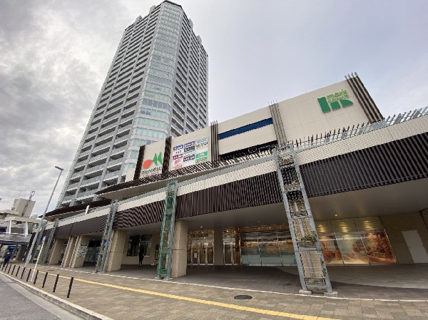 周辺環境:マルエツ長津田駅前店(駅から徒歩１分、帰宅時の買い物に便利なスーパー。ドラッグストア、飲食店、美容室、郵便局等が隣接。)