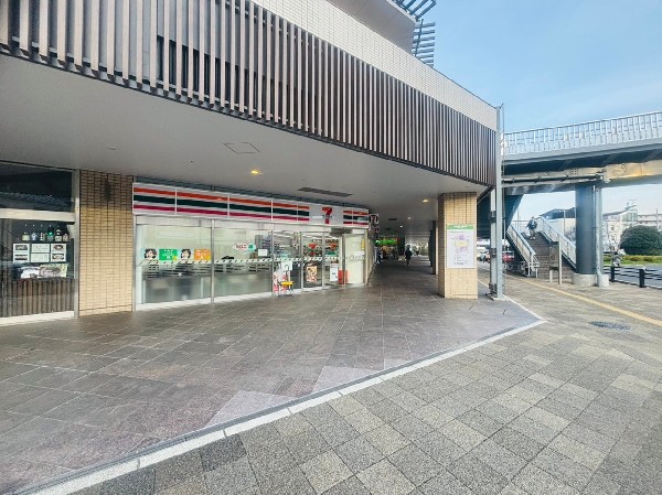 周辺環境:セブンイレブン横浜長津田駅北口店(時間を問わず、幅広い品物が揃うコンビニ。日常生活に深く関係する最重要施設として欠かせない存在です。)