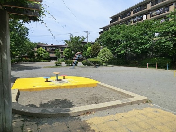 周辺環境:八千代田公園(マンションに囲まれた広い公園。滑り台やブランコがありお子様も楽しめそう。春は桜が綺麗に咲きます。)