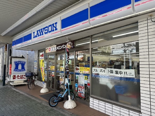 周辺環境:ローソン鶴見本町通二丁目店(スイーツが人気のコンビニ。店内厨房で炊いたご飯や出来立て揚げ物を提供するまちかど厨房取扱店。)