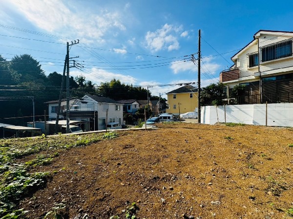 外観:緑に恵まれたエリアで、毎日のお散歩も気持ちよさそうです。自然に包まれた穏やかな暮らしができそうです。