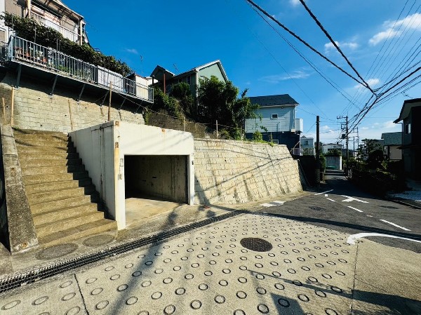 外観:前面道路は車通りの少ない道路。小さなお子様も安心です。雨風からお車を守る屋根付きの地下車庫は車1台駐車可能。