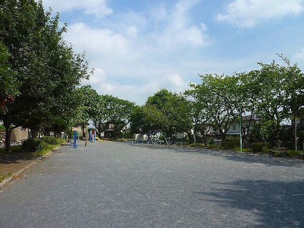 周辺環境:北八朔第二公園(青空の下で駆け回ったり遊具で遊んだり、思い思いの遊びができます。春は桜が綺麗に咲き、お花見ができます。)