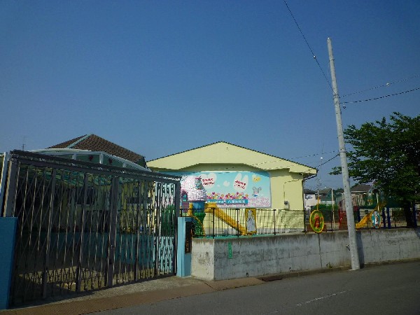 周辺環境:八朔幼稚園(木の温もりが優しい平屋作りの素朴な園舎。園庭の大型遊具は子供たちに大人気。年長ではお泊り保育もあります。)