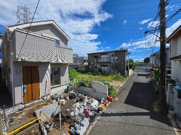 外観:前面道路は車通りの少ない道路。小さなお子様も安心です。お車の出し入れが苦手な方も駐車しやすそうです。