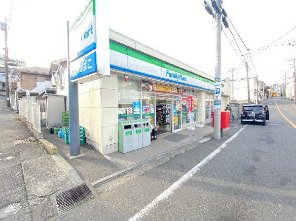 周辺環境:ファミリーマート横浜釜台町店(ホットスナックのファミチキが人気のコンビニ。酒たばこ取扱い有。少量のチルド総菜が充実している。)