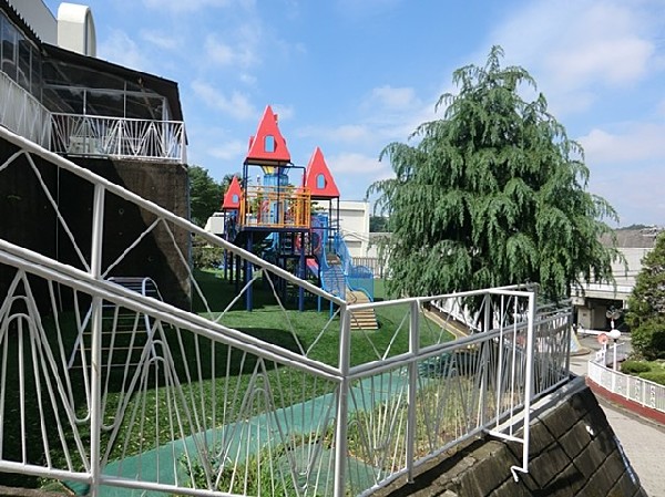 周辺環境:上星川幼稚園(キリスト教に基づく愛の教育を行う幼稚園。緑豊かな環境の中で社会ルール、思いやりを育てる。巨大な複合遊具が楽しい。)