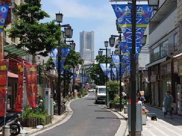 周辺環境:藤棚商店街(下町的な雰囲気が漂う昔ながらの商店街。八百屋や魚屋、精肉、総菜、パン屋などが揃いまとめ買いにも便利。)