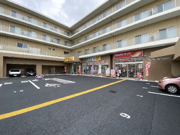 周辺環境:ツルハドラッグ横浜東寺尾店(日用品、一般薬、食品、化粧品、医療用品、酒、菓子、ベビー用品などが豊富に揃う。駐車場20台有(無料)。)