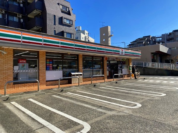 周辺環境:セブンイレブン横浜片倉町店(時間を問わず、幅広い品物が揃うコンビニ。駐車スペースも広く、お車でも安心して立ち寄る事が出来ます 。)