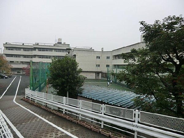 周辺環境:横浜市立松本中学校(グラウンドが大きな中学校。フラワーアレンジメント部や演劇部、女子サッカー部など部活動が充実しています)