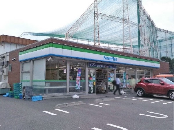 周辺環境:ファミリーマート横浜片倉一丁目店(ホットスナックのファミチキが人気のコンビニ。酒たばこ取扱い有。少量のチルド総菜が充実しています。)