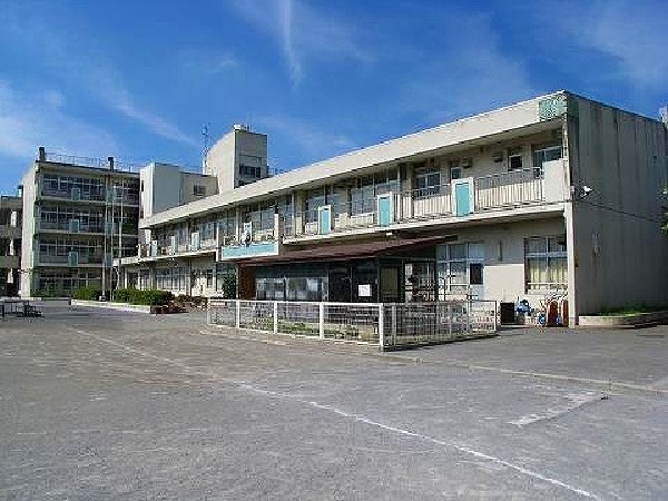 周辺環境:子安小学校(各学年5～6クラスの小学校。学校教育目標は「自分が好き　友だちが好き　学校が好き　まちが好き」です。)