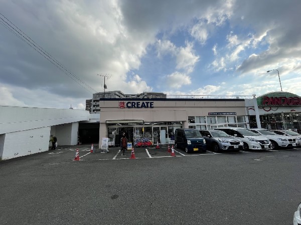 周辺環境:クリエイトS・D町田小川店(医薬品、化粧品、日用品、ベビー用品の他にも、野菜、精肉、冷凍冷蔵食品なども取り扱っています。駐車場有)