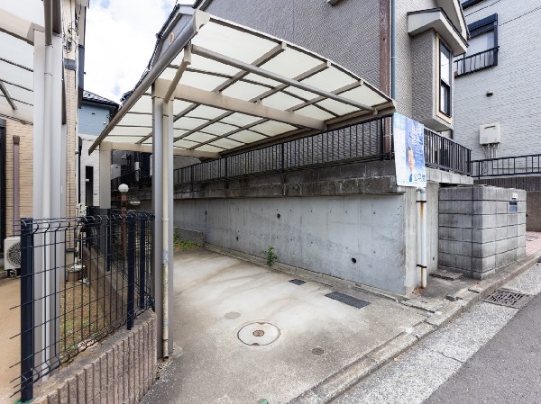 外観:前面道路は車通りの少ない道路。小さなお子様も安心です。雨からお車を守る屋根付きカーポートは1台駐車可能。