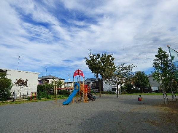 周辺環境:駒岡岩瀬公園(滑り台付きの複合型遊具やベンチがある公園です。住宅街の中にあり、お散歩コースに良さそうですね。)