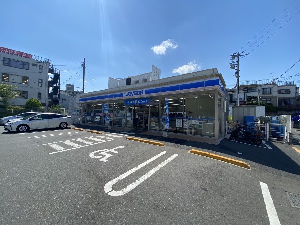 周辺環境:ローソン横浜菅田町店(スイーツが人気のコンビニ。店内厨房で炊いたご飯や出来立て揚げ物を提供するまちかど厨房取扱店。)