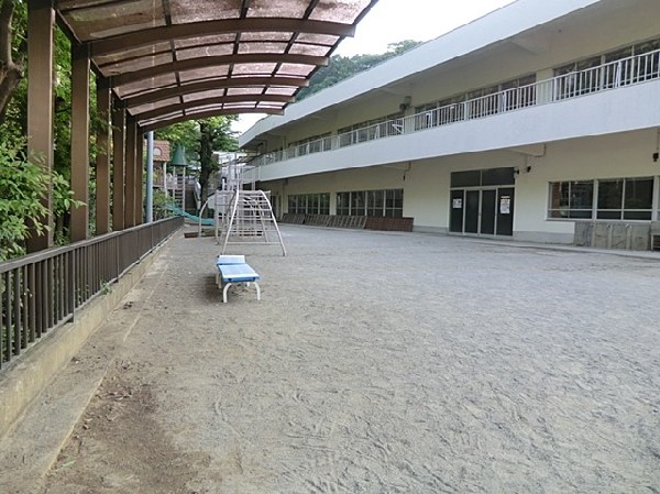 周辺環境:小机幼稚園(泉谷寺に隣接する幼稚園。山に囲まれた自然豊かな環境の中で、子供たちがのびのびと過ごし成長できます。)