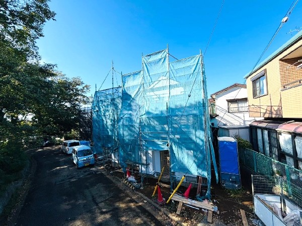 外観:緑豊かな住宅街に建つ新築一戸建。3号棟は南東道路に14.5ｍ接し、陽ざしをたっぷり取り込めます。