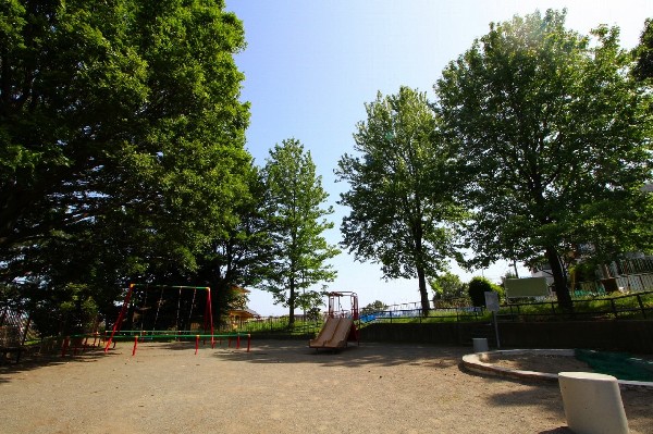 周辺環境:松見みはらし公園(遊具がある広場と走り回れる広場がある公園。高台に位置しているので、みなとみらいやベイブリッジまで見渡せます。)