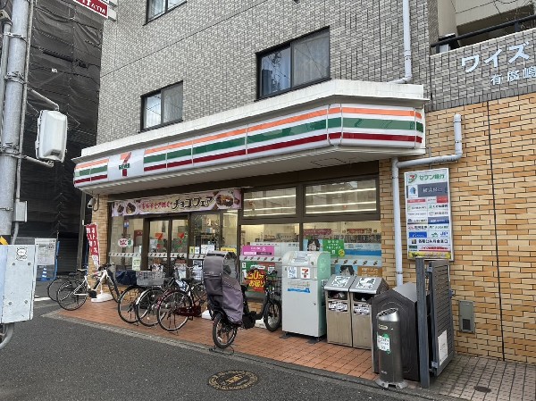 周辺環境:セブンイレブン横浜鶴見仲通店(近くて便利、期待以上の品質を提供するコンビニ。セブンイレブンの商品を最短30分で届ける7NOW取扱店。)