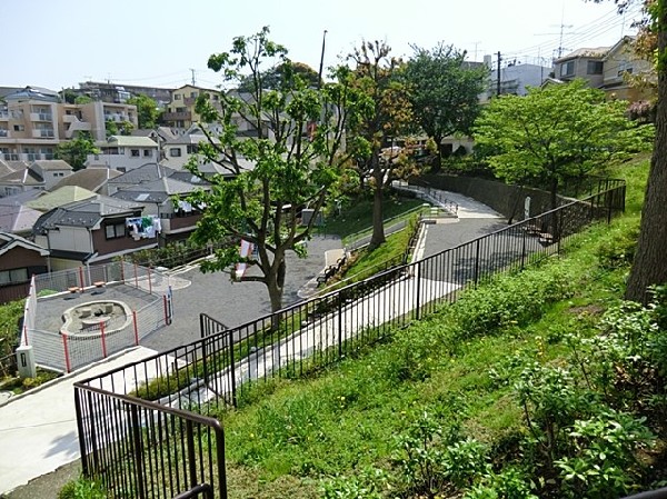 周辺環境:西寺尾第四公園(柵に囲われた砂場と滑り台があります。徒歩3分で立ち寄れるので、小さなお子様と遊ぶのに快適な公園です。)