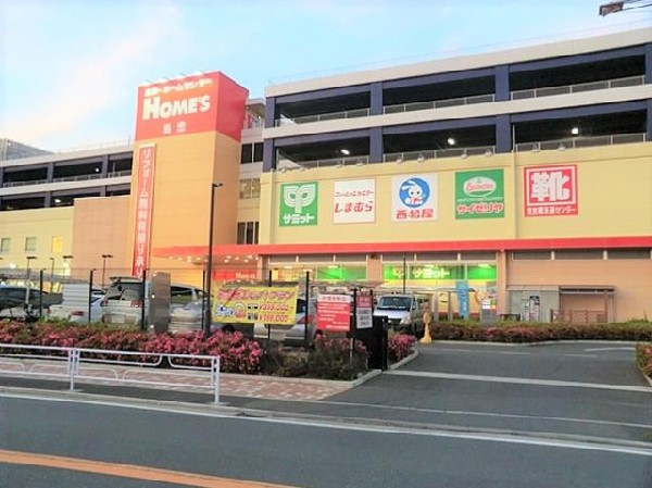 周辺環境:島忠ホームズ新川崎店(ホームセンターと共に、スーパーサミット、西松屋、しまむら等が入る複合施設。子育て世帯の買い物に便利です。)