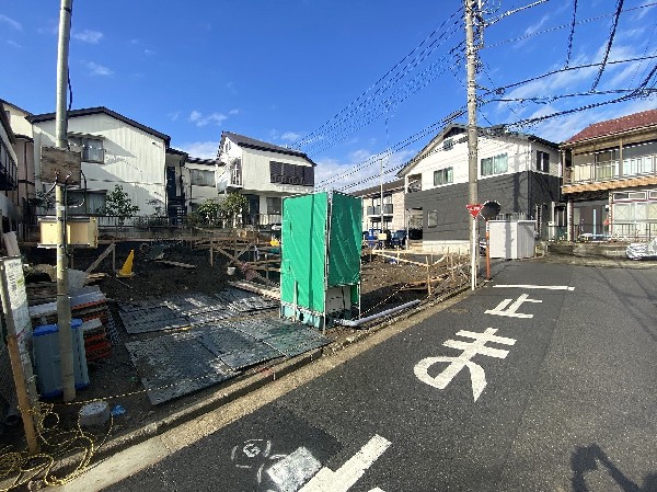 外観:1号棟の前面道路は東側4.9ｍ公道。車通りが少なく敷地との高低差もないので、車の出入りもしやすそう○