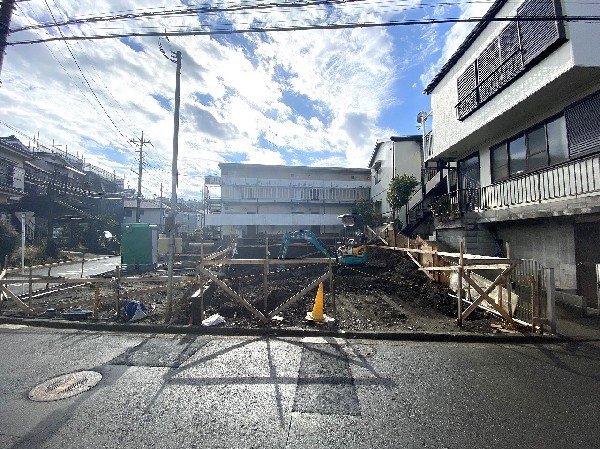 外観:3号棟の前面道路は北側5.4ｍ公道。車通りが少なく敷地との高低差もないので、車の出入りもしやすそう○