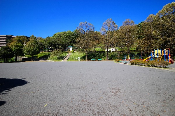 周辺環境:神の木公園(野球場も併設されている大きな公園。遊具がありお子様も楽しめます。高台からみなとみらいを一望できます。)