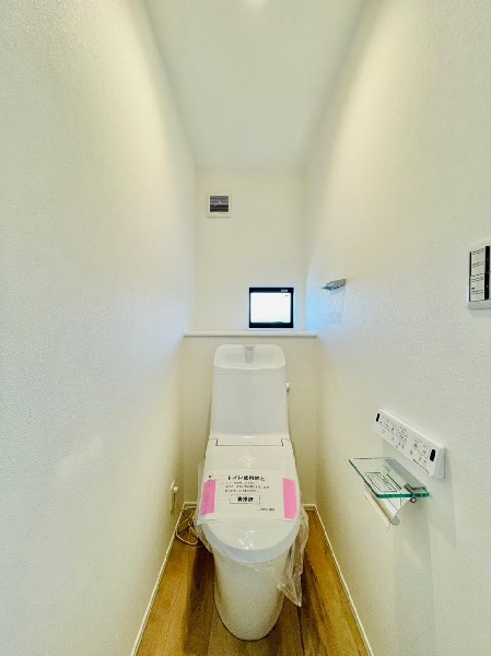 ウォシュレット、暖房便座機能付のトイレです。１階と3階の2ヶ所に設置しているので忙しい朝も便利です。