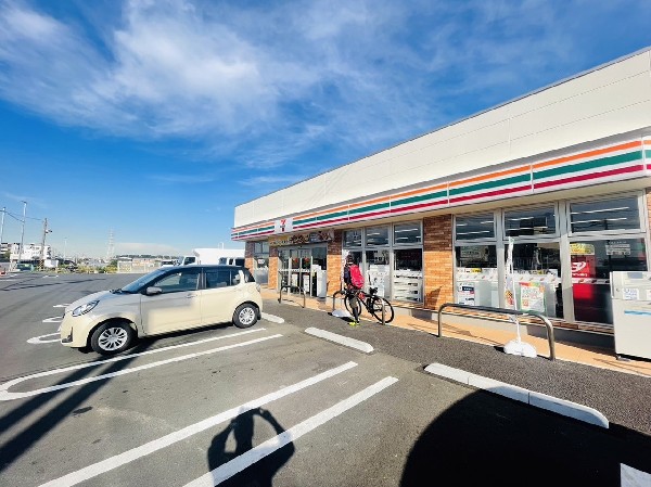 周辺環境:セブンイレブン横浜鷹野大橋店(近くて便利、期待以上の品質を提供するコンビニ。セブンイレブンの商品を最短30分で届ける7NOW取扱店。)