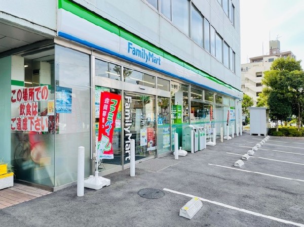 周辺環境:ファミリーマート横浜中山町店(ホットスナックのファミチキが人気のコンビニ。酒たばこ取扱い有。少量のチルド総菜が充実している。)