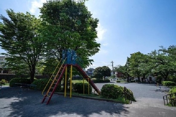 周辺環境:こざか第二公園(少し高台にあり、段差を利用した長いすべり台があります。春には桜が美しい公園としても知られています。)