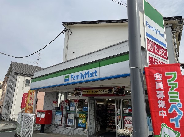 周辺環境:ファミリーマート竹山団地店(時間を問わず、幅広い品物が揃うコンビニ。フライヤー商品やスイーツなど美味しいオリジナル商品が魅力的。)