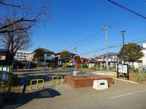 周辺環境:青砥第二公園(住宅街の中にあるゆったりとした公園。滑り台やブランコがありお子様も楽しめそう。春は桜が綺麗に咲く。)