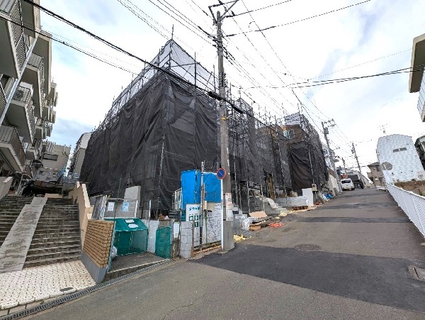 外観:「鶴見」駅徒歩20分、東横線「綱島／菊名」駅もバス便利用可。各方面へのアクセスが良く便利な立地です！