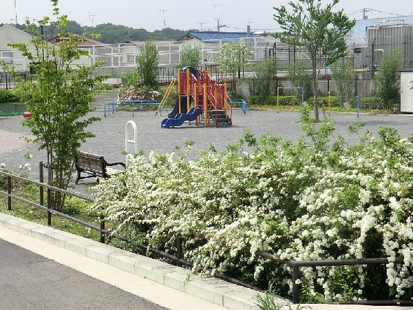 周辺環境:青砥公園(精進橋のたもとにある公園。鶴見川沿いに桜が植えられている。ブランコや複合遊具、広場があり楽しめる。)